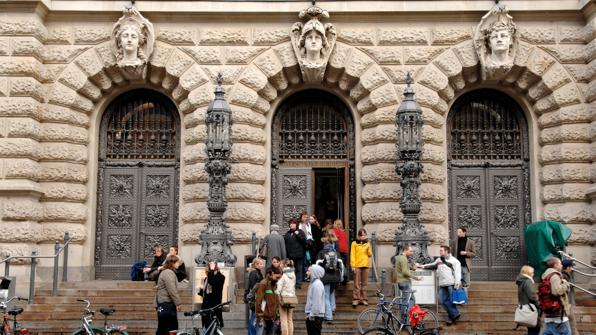 Students in front of the Bibliotheca Albertina of the University of Leipzig.